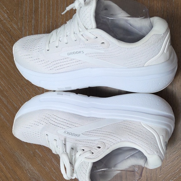 Brooks Ghost Max 2 In White, Size 7.5W/6M - Picture 9 of 14